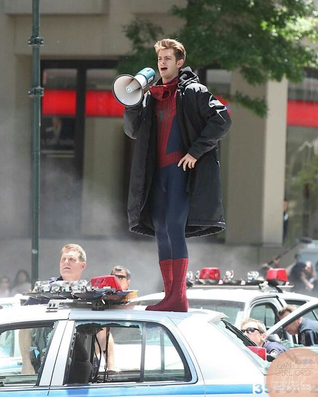 엉덩이 민망해서 스파이더맨 수트 위에 점퍼 걸쳤다는 앤드류 가필드 | 인스티즈