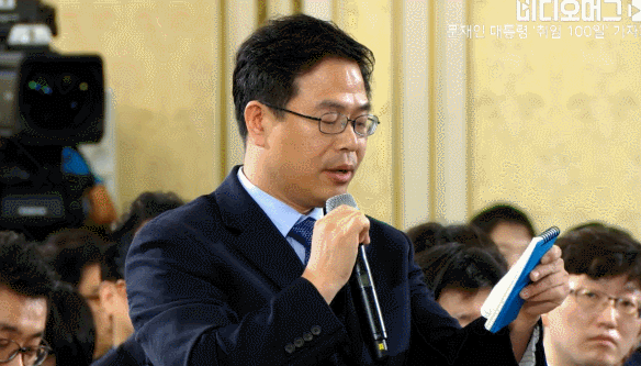 오늘 대통령 기자회견 중 손떠는 기자 | 인스티즈