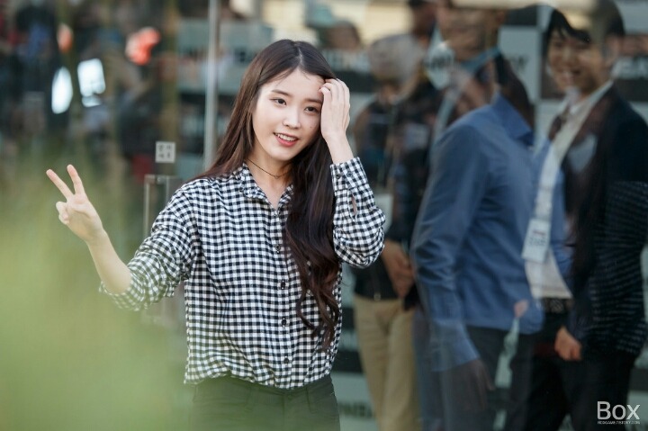 아이유 체크셔츠 + 블랙진 코디.jpg | 인스티즈