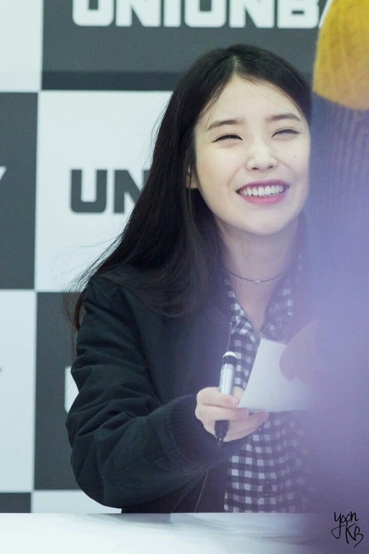 아이유 체크셔츠 + 블랙진 코디.jpg | 인스티즈