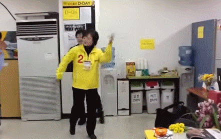 [문재인대통령] 대통령님!!! 몸치라는 소문이 있던데요!!!!.GIF | 인스티즈