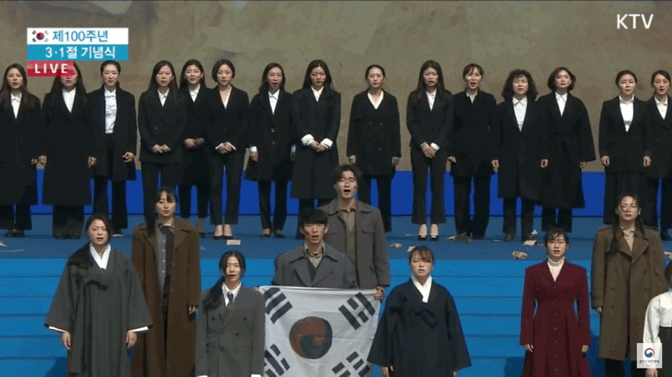 3·1절 기념식에서 '아리랑' 합창한 고아성과 항거 배우들.gif | 인스티즈