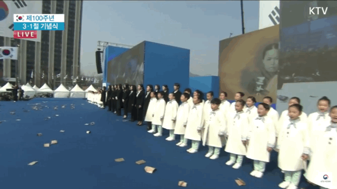 3·1절 기념식에서 '아리랑' 합창한 고아성과 항거 배우들.gif | 인스티즈
