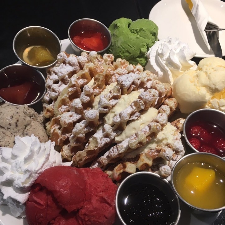 4명이서도 다 먹기 힘들다는 와플 세트...jpg | 인스티즈