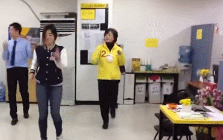 [문재인대통령] 대통령님!!! 몸치라는 소문이 있던데요!!!!.GIF | 인스티즈