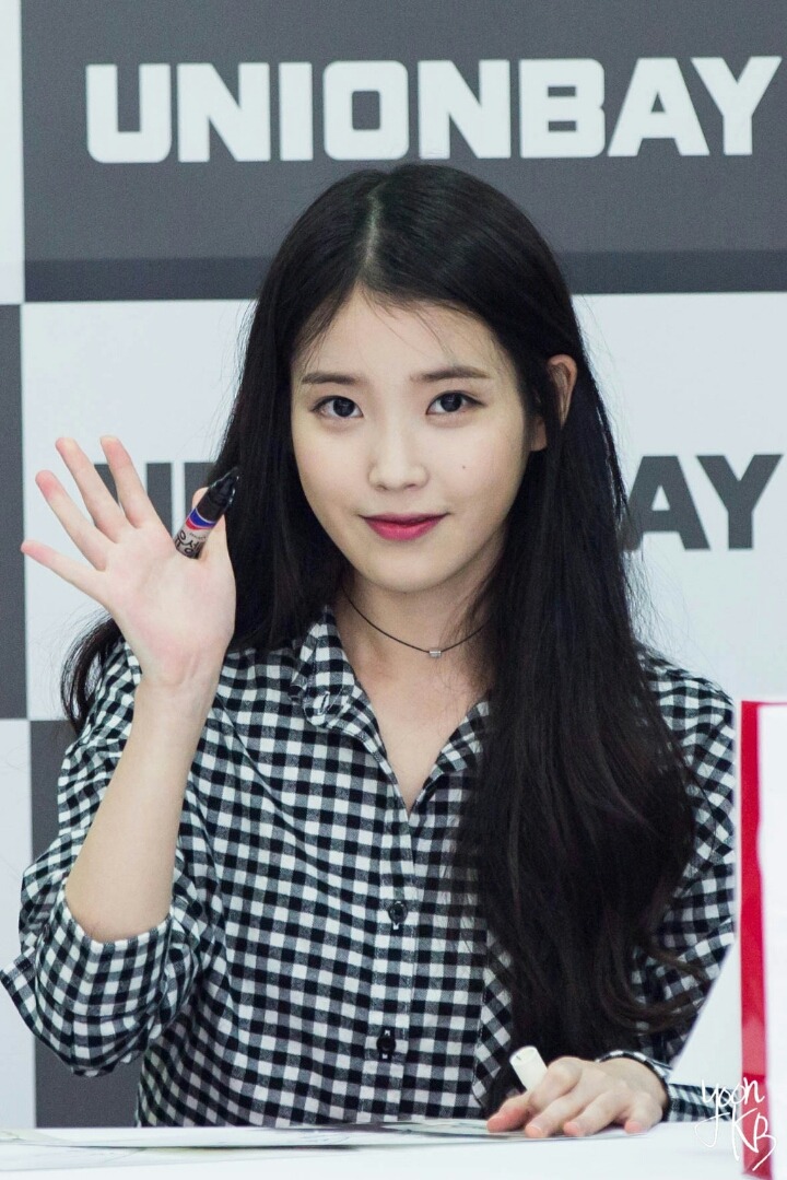 아이유 체크셔츠 + 블랙진 코디.jpg | 인스티즈