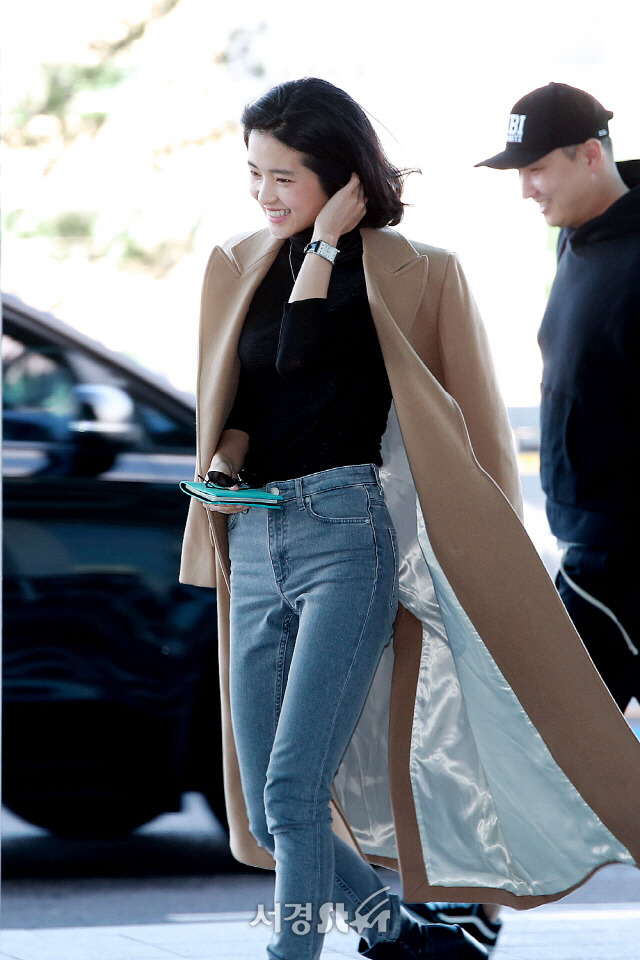 오늘자 뉴욕출국하는 단발로 머리 자른 김태리.jpg | 인스티즈