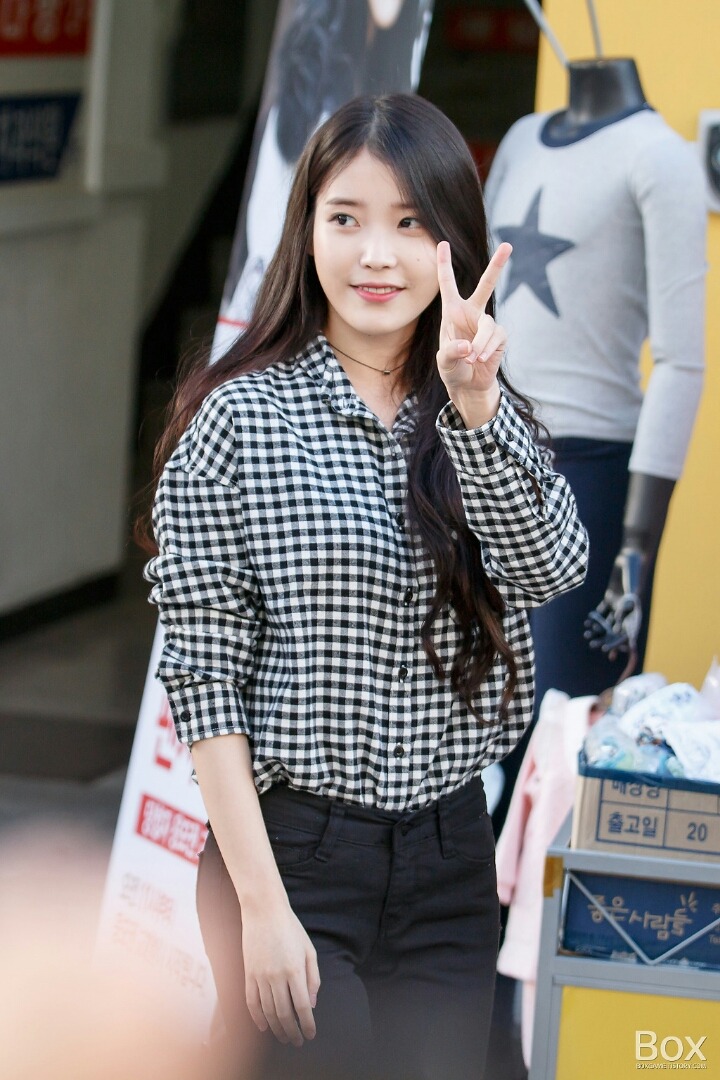 아이유 체크셔츠 + 블랙진 코디.jpg | 인스티즈