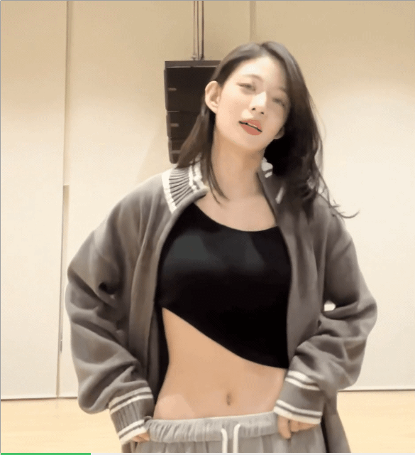 은근 섹시했던 프로미스나인 이채영 츄리닝.gif | 인스티즈