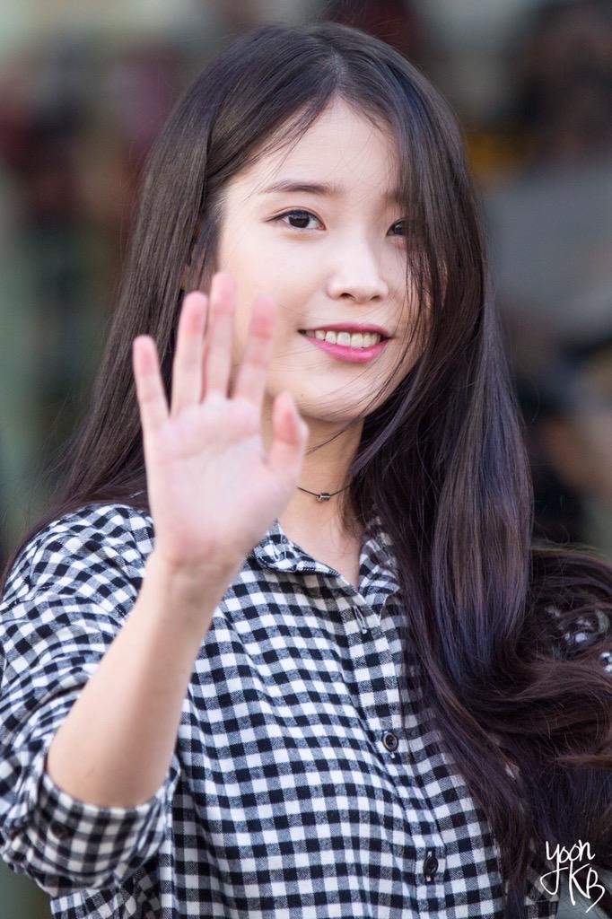아이유 체크셔츠 + 블랙진 코디.jpg | 인스티즈