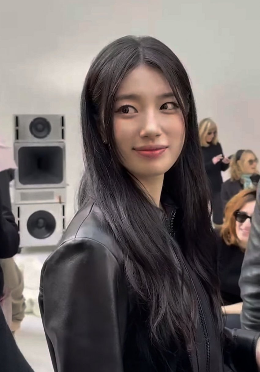 오늘자 프랑스에 나타난 수지..jpg | 인스티즈