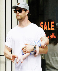 핫도그 소중하게 안고가는 어벤져스 토르(딸등신 햄식이) | 인스티즈