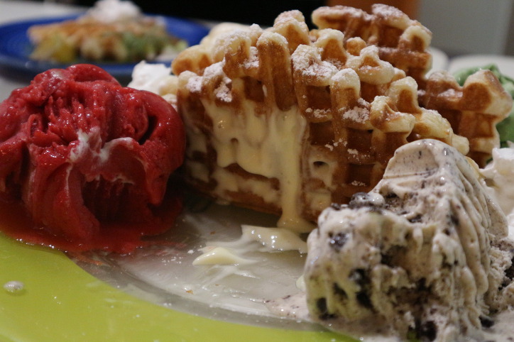 4명이서도 다 먹기 힘들다는 와플 세트...jpg | 인스티즈