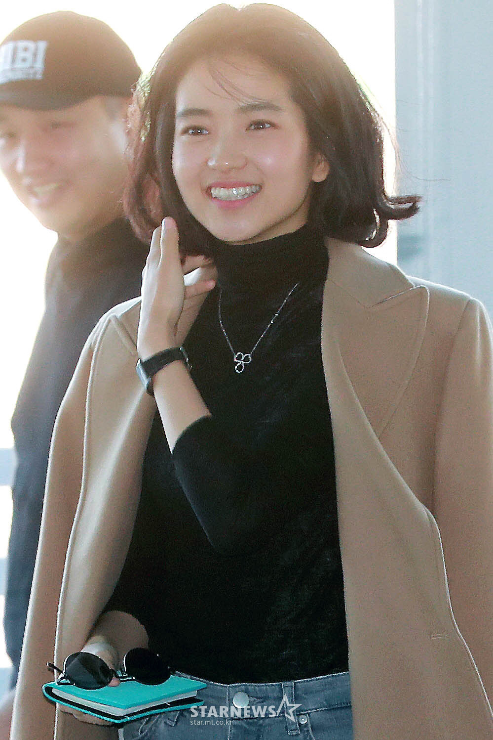 오늘자 뉴욕출국하는 단발로 머리 자른 김태리.jpg | 인스티즈