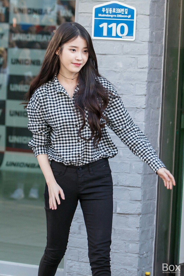아이유 체크셔츠 + 블랙진 코디.jpg | 인스티즈