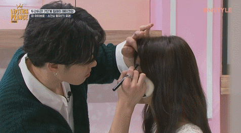 박하선 화장해주면서 안절부절 떨려서 숨도 제대로 못쉬는 남아이돌들.gif | 인스티즈