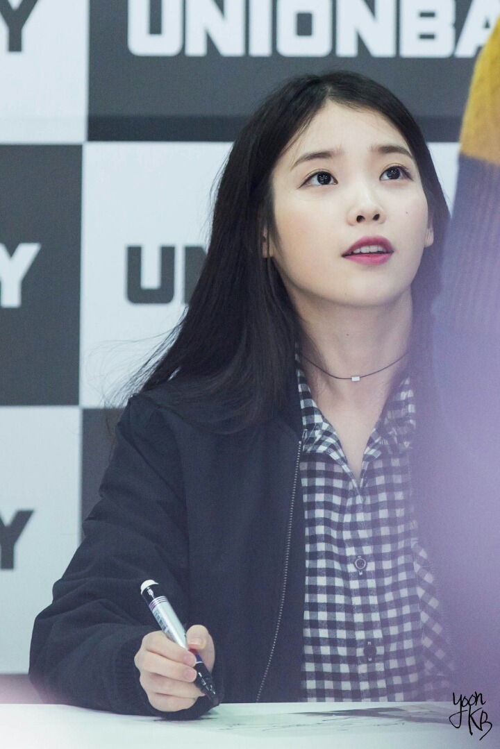 아이유 체크셔츠 + 블랙진 코디.jpg | 인스티즈