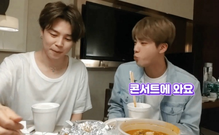 콘서트장에서 아들이 엄마를 못보는게 이상한 방탄소년단 진 어머니ㅋㅋ.jpgif | 인스티즈