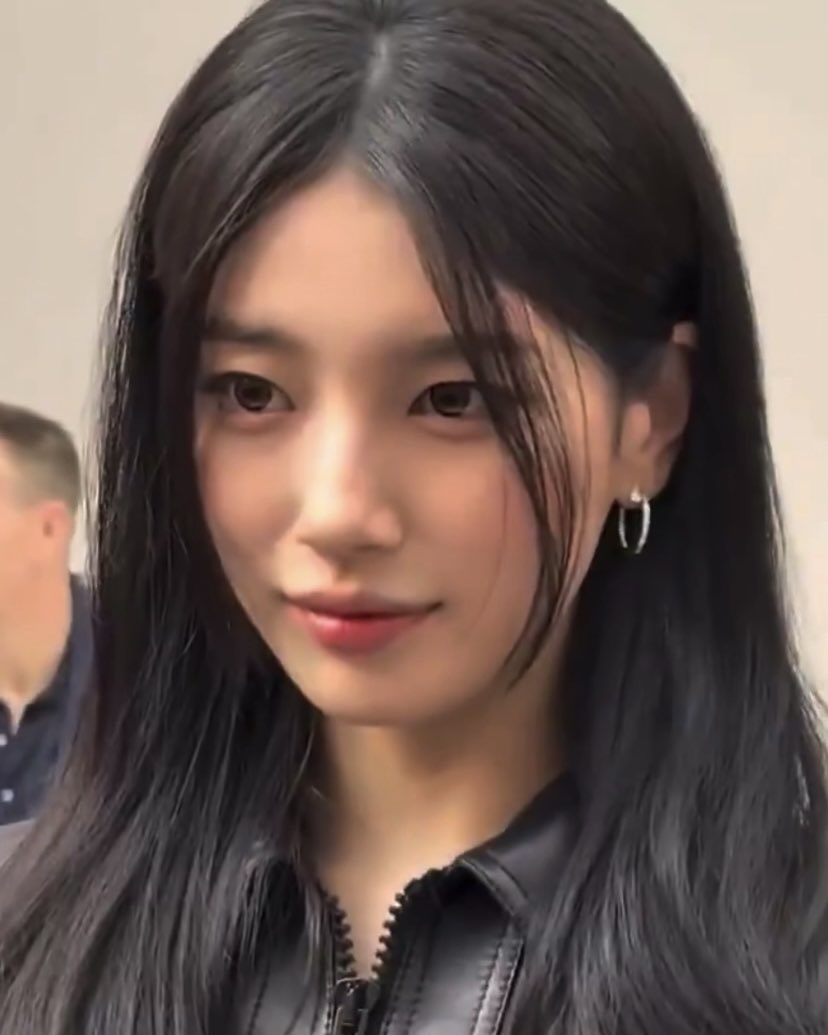 오늘자 프랑스에 나타난 수지..jpg | 인스티즈