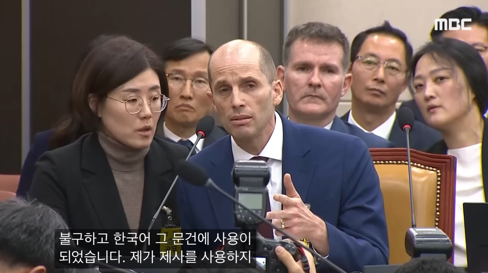 동시통역기 착용 거부하는 쿠팡 대표 | 인스티즈