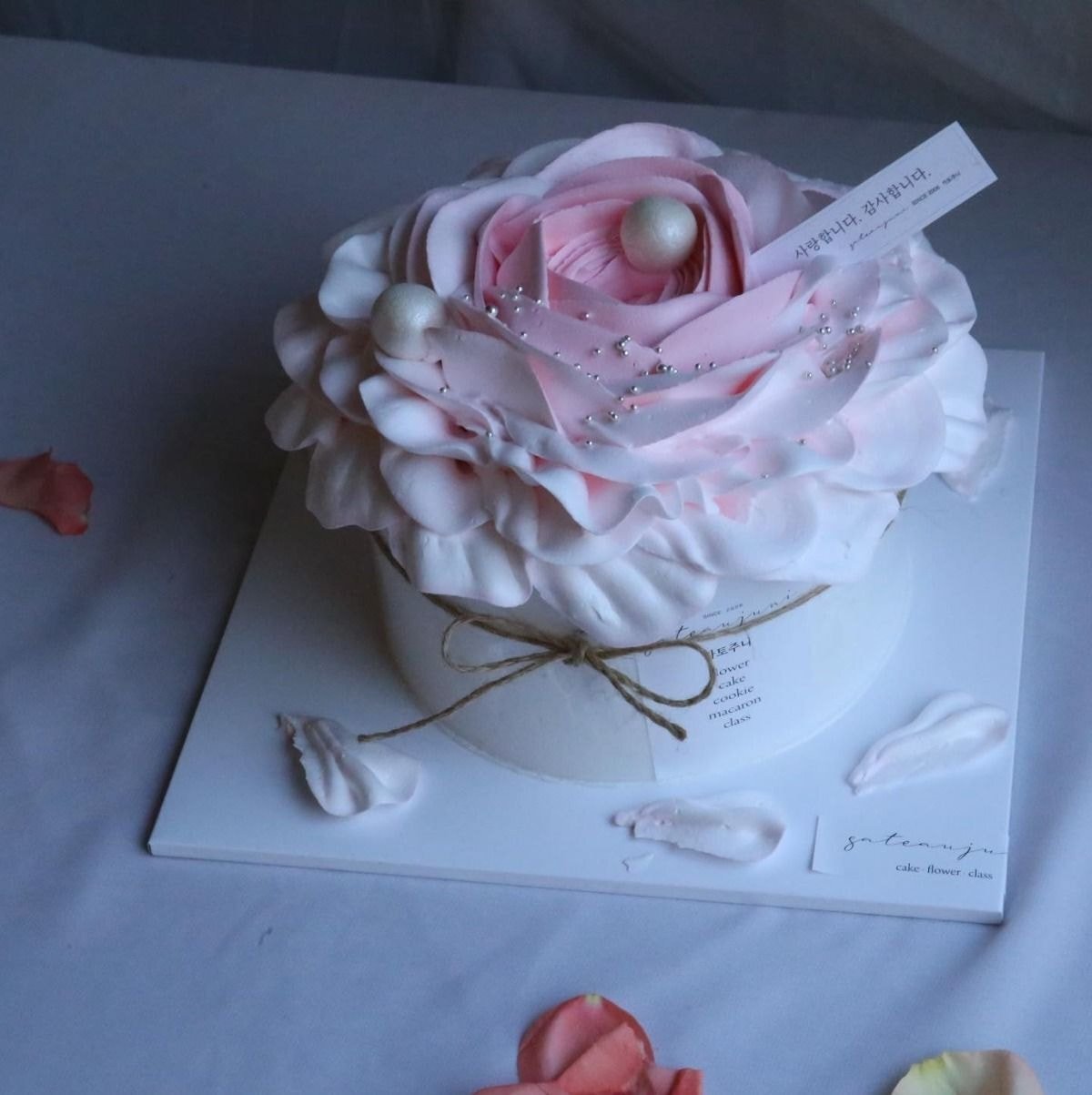 1평짜리 가게에서 시작해서 건물주까지 됐다는 생크림 꽃 케이크.gif | 인스티즈