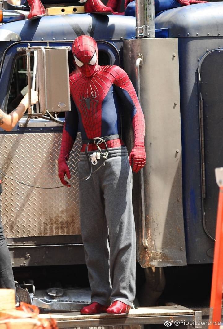 엉덩이 민망해서 스파이더맨 수트 위에 점퍼 걸쳤다는 앤드류 가필드 | 인스티즈