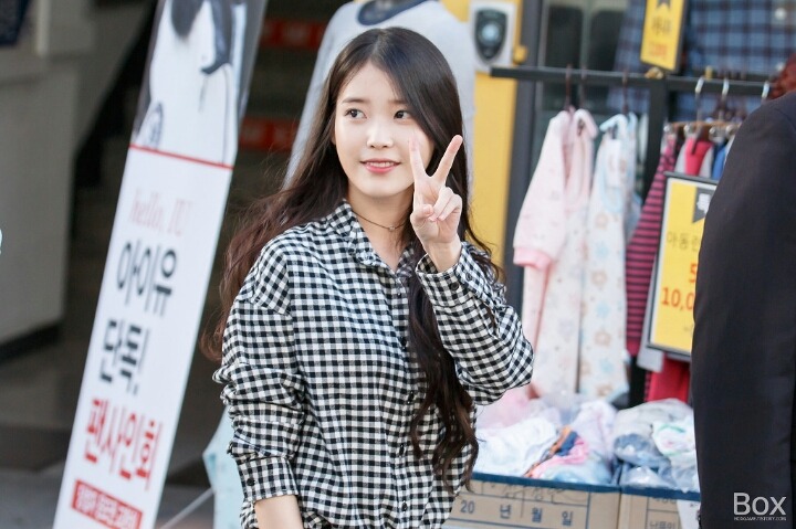 아이유 체크셔츠 + 블랙진 코디.jpg | 인스티즈