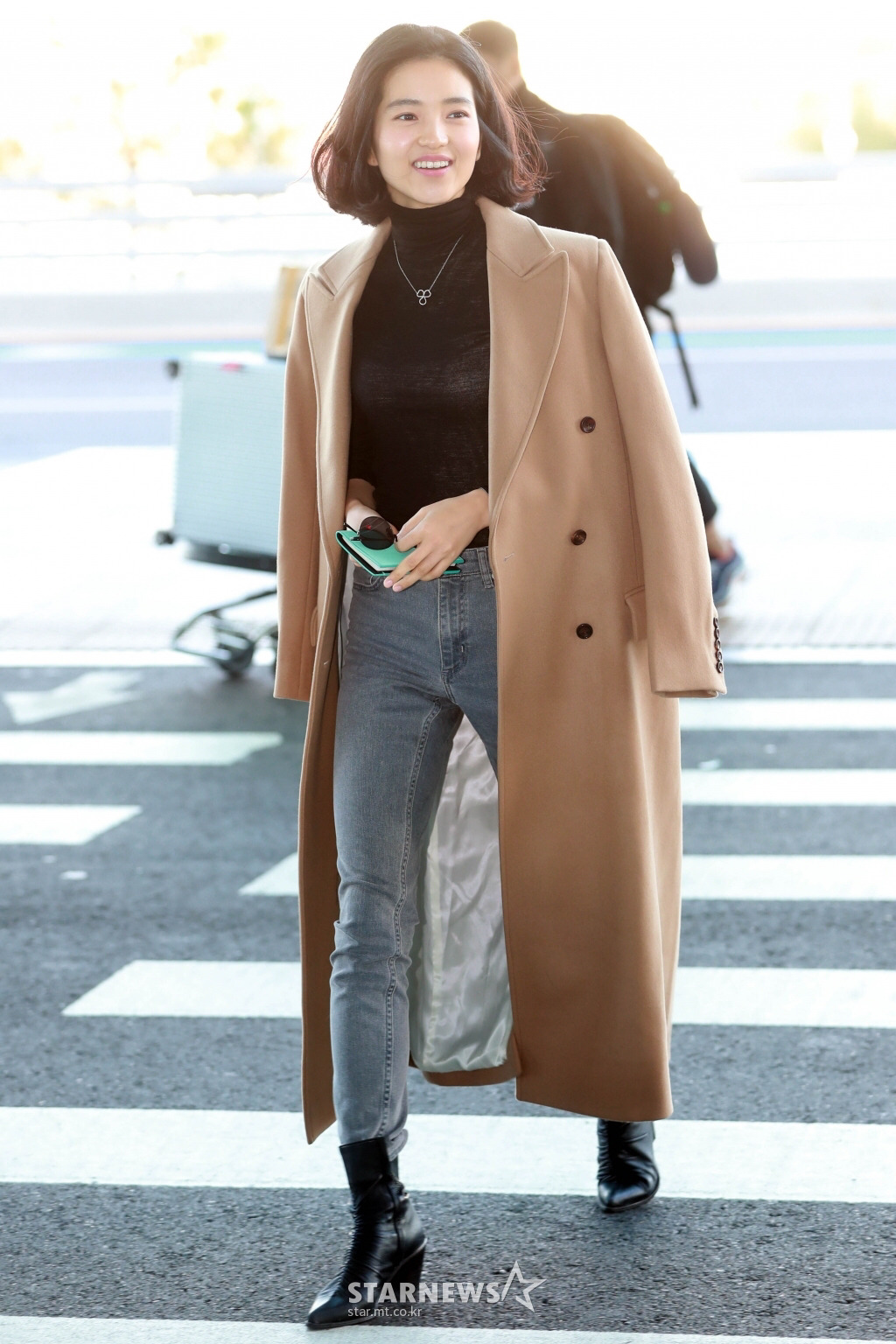 오늘자 뉴욕출국하는 단발로 머리 자른 김태리.jpg | 인스티즈