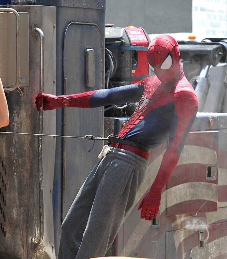 엉덩이 민망해서 스파이더맨 수트 위에 점퍼 걸쳤다는 앤드류 가필드 | 인스티즈