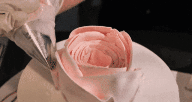 1평짜리 가게에서 시작해서 건물주까지 됐다는 생크림 꽃 케이크.gif | 인스티즈