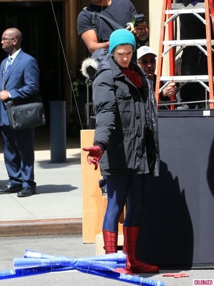 엉덩이 민망해서 스파이더맨 수트 위에 점퍼 걸쳤다는 앤드류 가필드 | 인스티즈