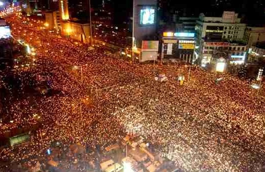 청와대 뒷산에 올라가 탄핵 반대시위를 바라봤던 노무현 대통령 | 인스티즈