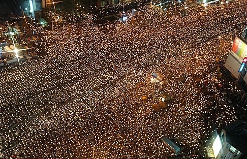 청와대 뒷산에 올라가 탄핵 반대시위를 바라봤던 노무현 대통령 | 인스티즈