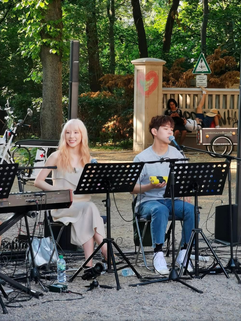 비긴 어게인3 베를린 버스킹 공연 중인 태연 직찍 | 인스티즈