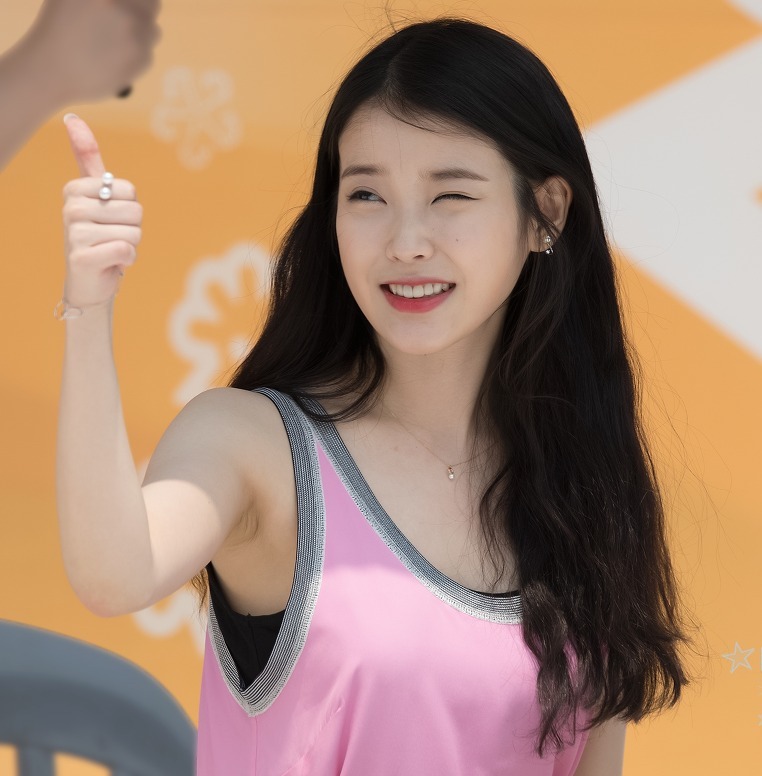 아이유 겨드랑이 주름.JPGIF (featl.갓기하) | 인스티즈