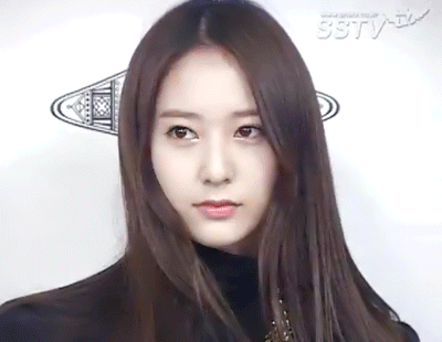 플래시 받는 크리스탈.gif | 인스티즈