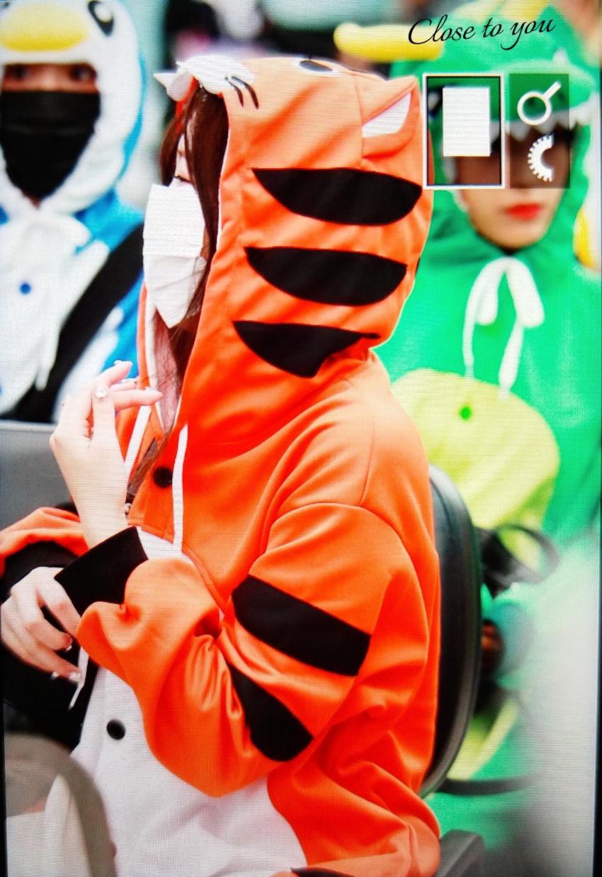 공항에서 호랑이 잠옷 입은 노지선.gif | 인스티즈