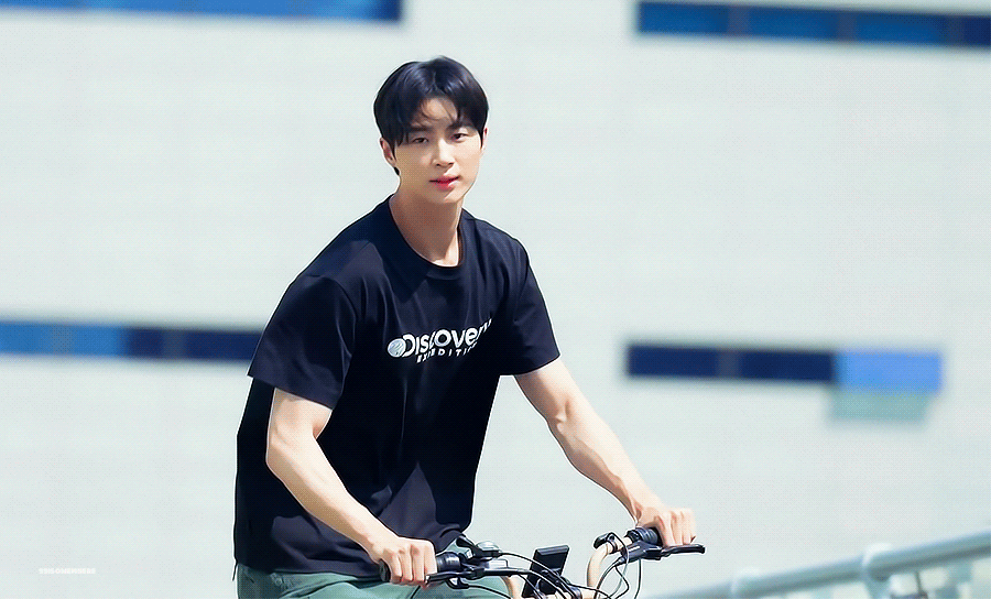 요즘 하루아침에 여자들에게 스타가된 배우 변우석 과거사진과 현재.jpg | 인스티즈