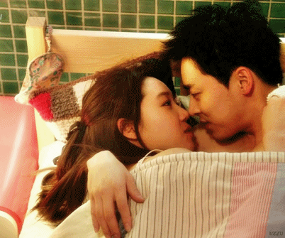 그렇게 수위높은 장면도 아닌데 야하게 느껴지던 키스신 장면들(feat.키스 장인).gif | 인스티즈