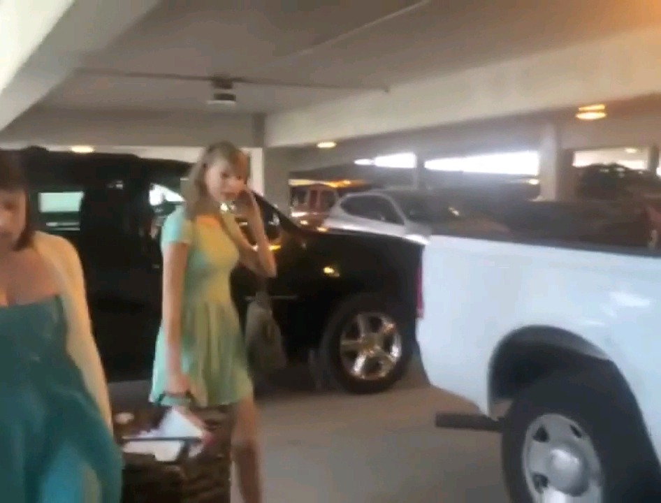 테일러 스위프트의 팬 결혼식 뒷풀이 찾아가는 브이로그 캡쳐 | 인스티즈