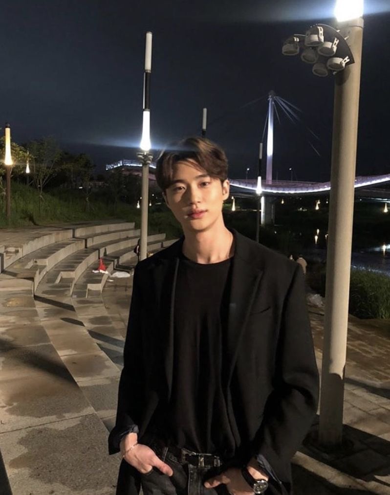 요즘 하루아침에 여자들에게 스타가된 배우 변우석 과거사진과 현재.jpg | 인스티즈