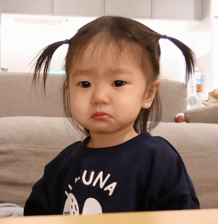 유트루 한테 혼나고 눈치 보는 나음이 (17개월 딸) | 인스티즈