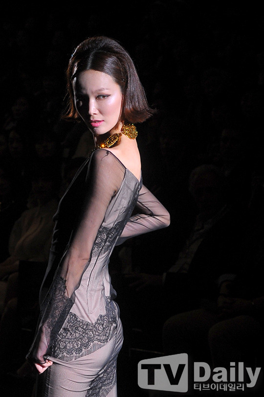  장윤주,송경아,한혜진 런웨이 위 사진 | 인스티즈