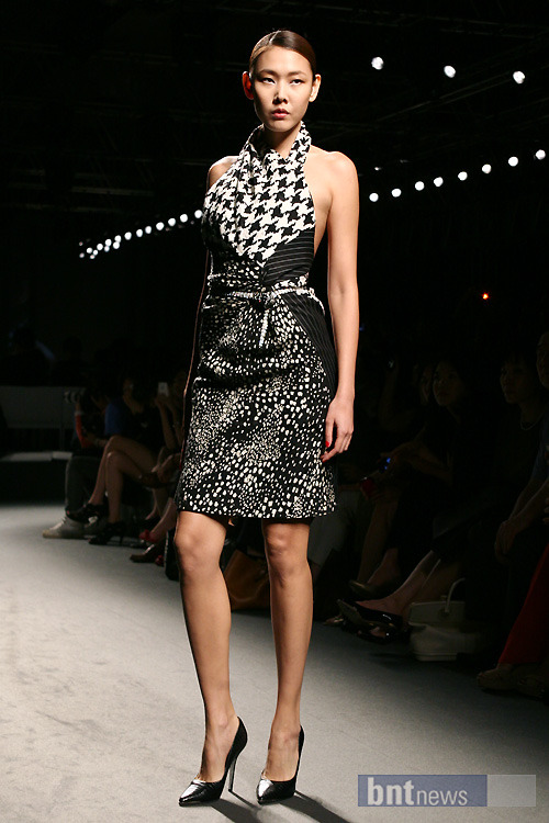  장윤주,송경아,한혜진 런웨이 위 사진 | 인스티즈