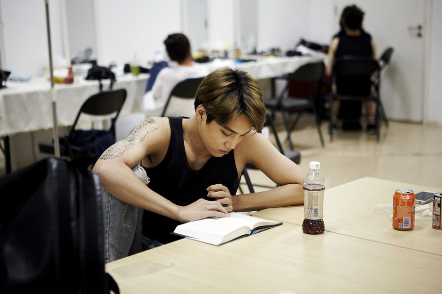 평소에 독서 많이 하는 남자 아이돌 넷 | 인스티즈