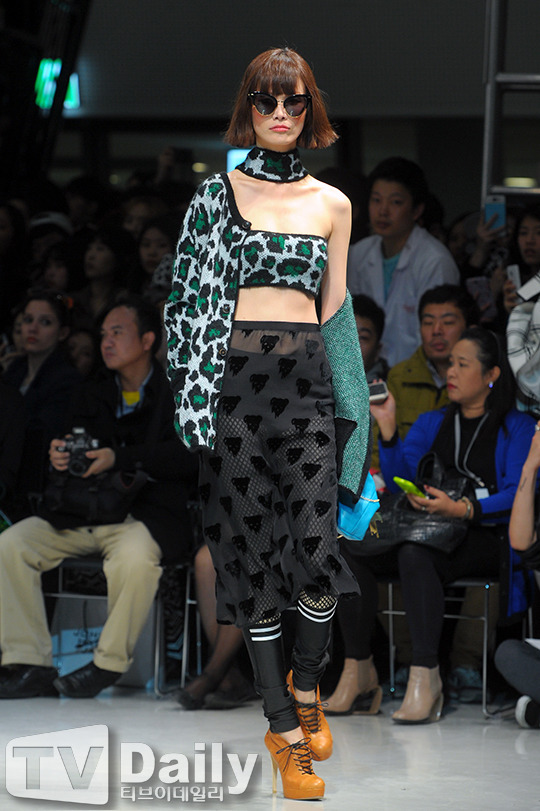  장윤주,송경아,한혜진 런웨이 위 사진 | 인스티즈