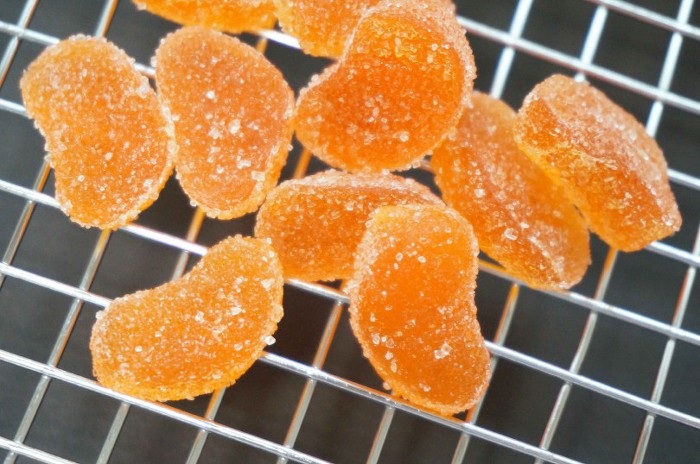 한 두개만 먹으려다 대여섯개 뭉텅이로 집어먹게 된다는 귤젤리.jpg | 인스티즈