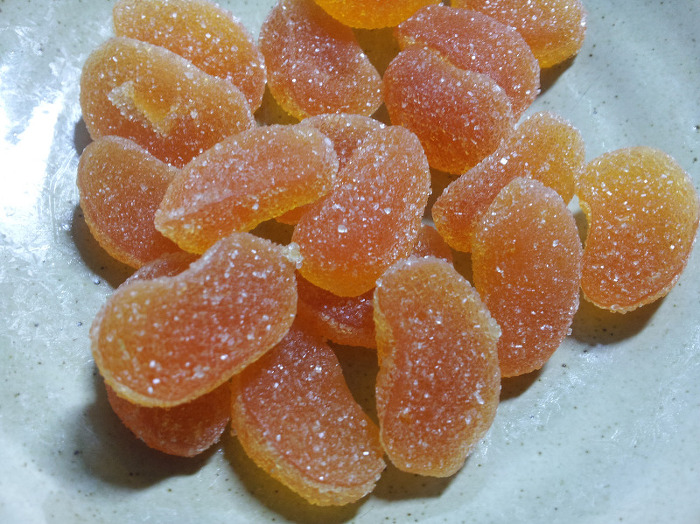 한 두개만 먹으려다 대여섯개 뭉텅이로 집어먹게 된다는 귤젤리.jpg | 인스티즈