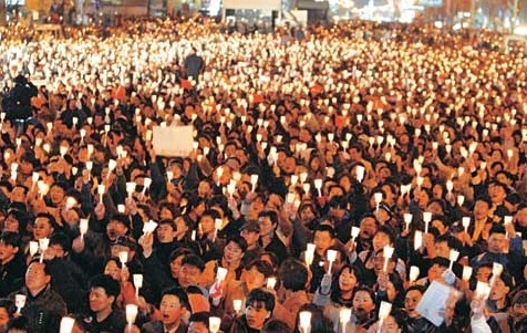 청와대 뒷산에 올라가 탄핵 반대시위를 바라봤던 노무현 대통령 | 인스티즈