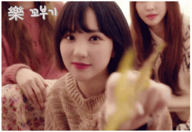 쳐다보는 사람 눈에서 꿀 떨어지게 만드는 여자친구 예린이.gif | 인스티즈